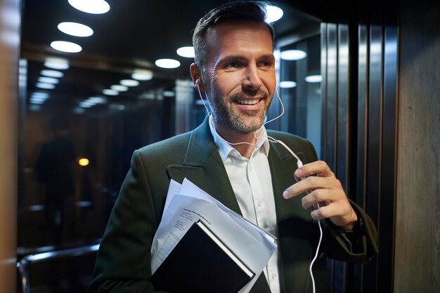 Empresario sonriente en el ascensor