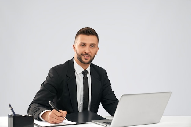 Empresario sonriente haciendo trámites