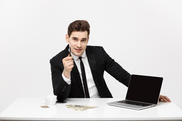 Empresario sonriente presentando su computadora portátil al espectador con una pantalla en blanco con espacio de copia