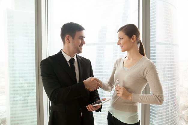 Empresario sonriente con tableta