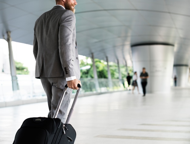 Foto gratuita empresario sosteniendo equipaje para viaje de negocios