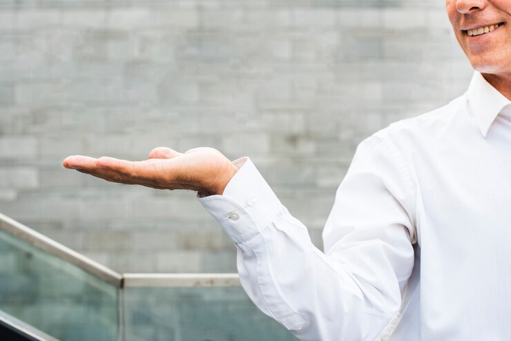 Foto gratuito empresario sosteniendo su mano cerca