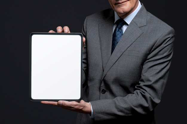 Empresario sosteniendo tableta en blanco con espacio de diseño