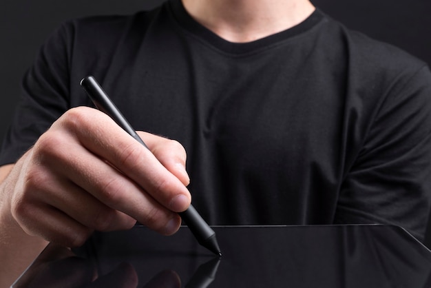 Empresario sosteniendo la tableta y escribiendo una pantalla invisible con la cubierta de las redes sociales stylus