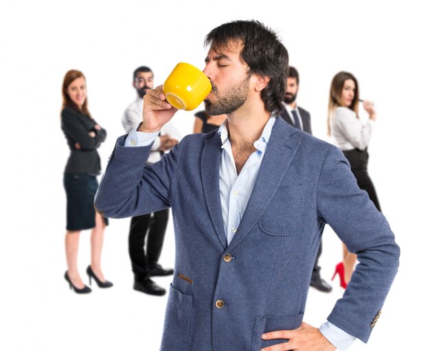 Empresario sosteniendo una taza de café sobre fondo blanco