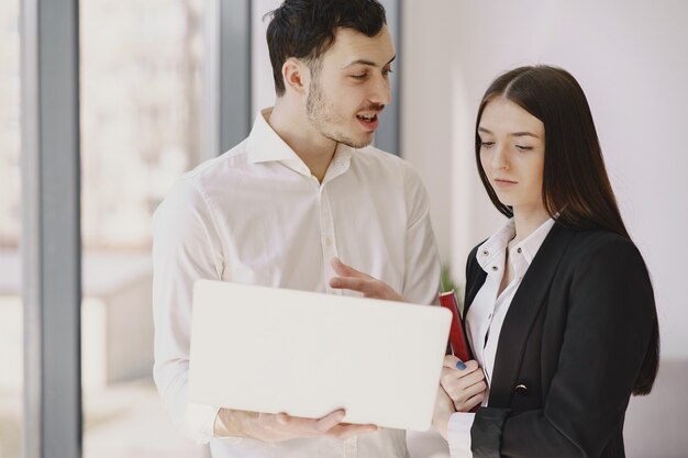 Empresario con su compañero trabajando en una oficina