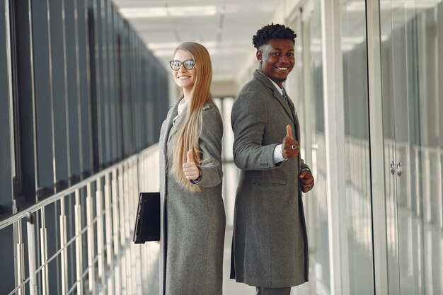 Empresario con su pareja trabajando en una oficina