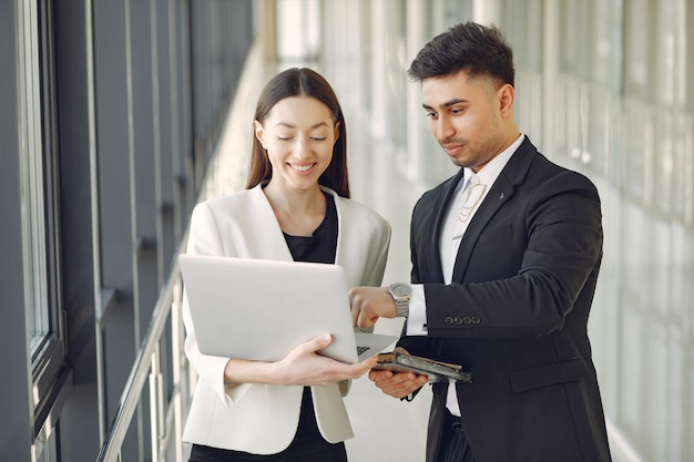 Empresario con su pareja trabajando en una oficina