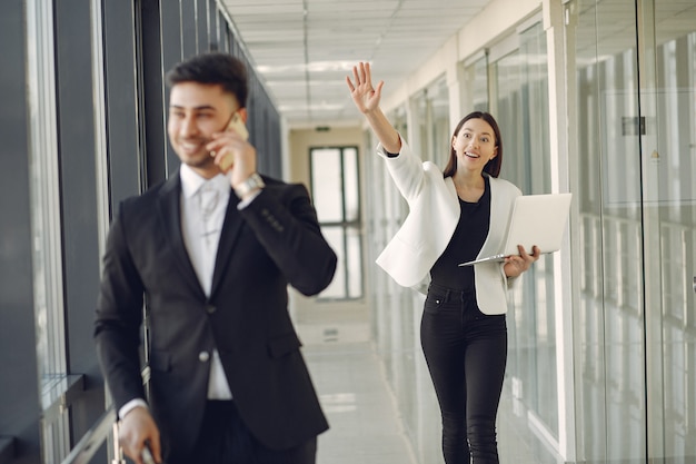 Empresario con su pareja trabajando en una oficina