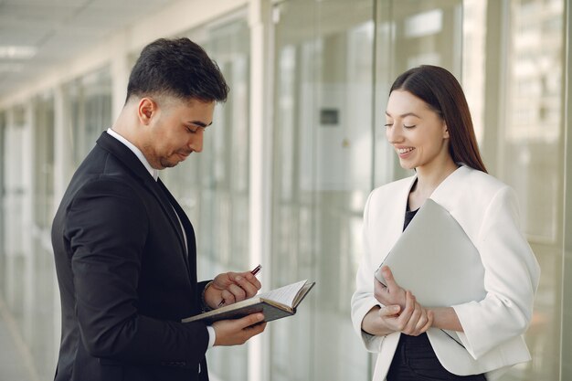 Empresario con su pareja trabajando en una oficina