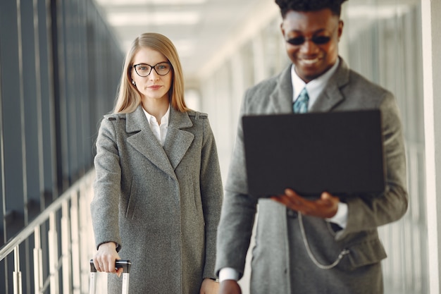 Empresario con su pareja trabajando en una oficina