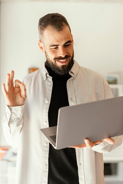 El empresario tiene una reunión en línea