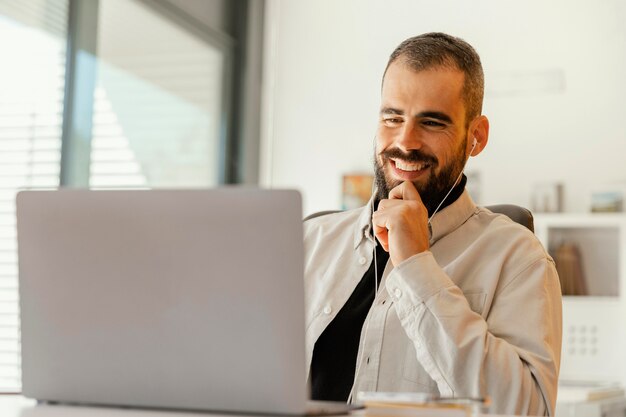 El empresario tiene una videollamada para trabajar