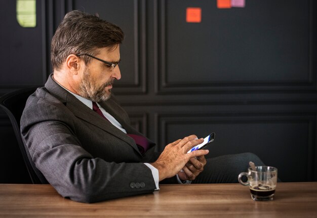 Empresario tomando un café