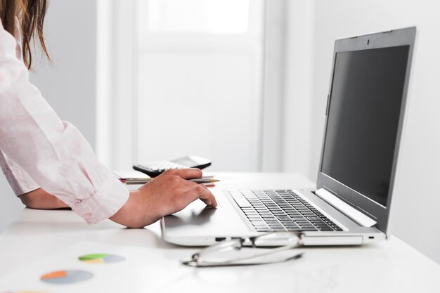 Empresario trabajando en un escritorio de oficina