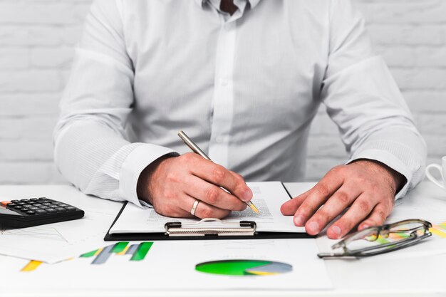 Empresario trabajando en un escritorio de oficina