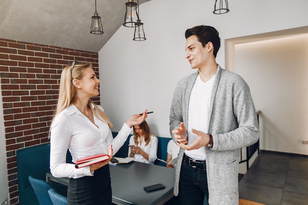 Foto gratuita empresario trabajando en una oficina