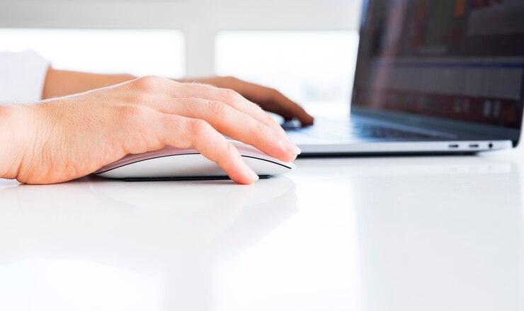 Foto gratuito empresario trabajando en una oficina