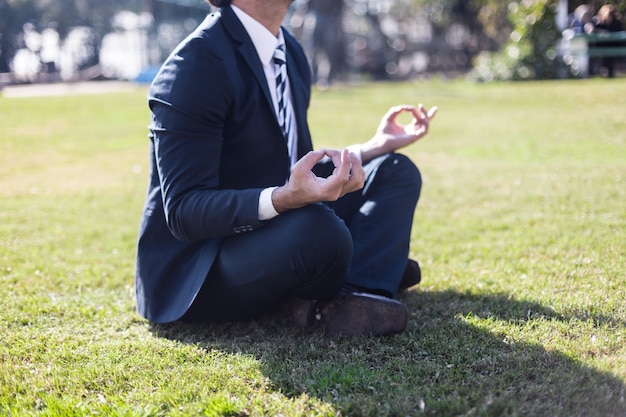 Empresario en traje practicando yoga