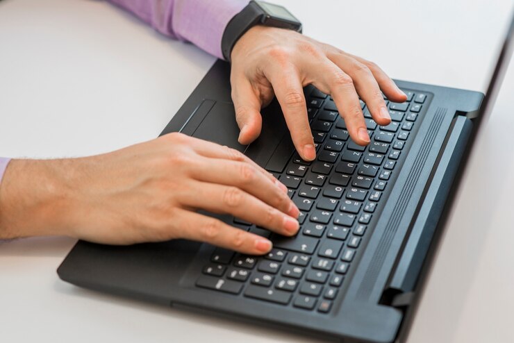 Empresario usando una computadora portátil