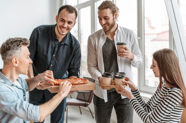 Empresarios en el almuerzo comiendo pizza