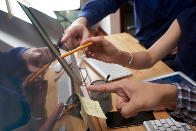 Empresarios apuntando a la pantalla