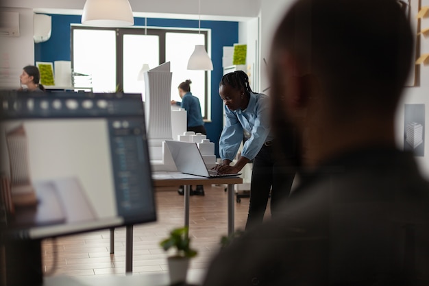 Empresarios de arquitectura trabajando en equipo