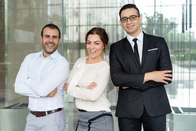 Foto gratuita empresarios confiados acertados que sonríen en la cámara