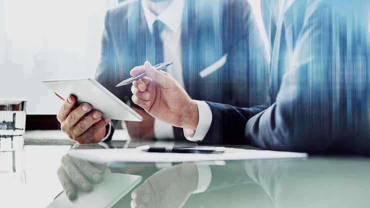 Foto gratuito empresarios corporativos trabajando en tableta en la oficina