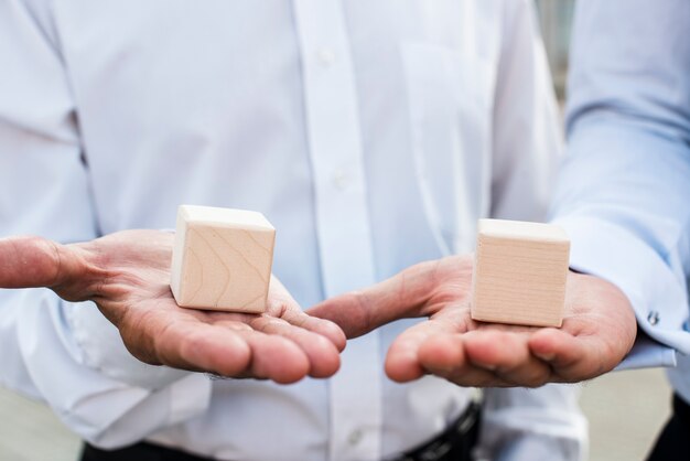 Empresarios con cubos en las palmas