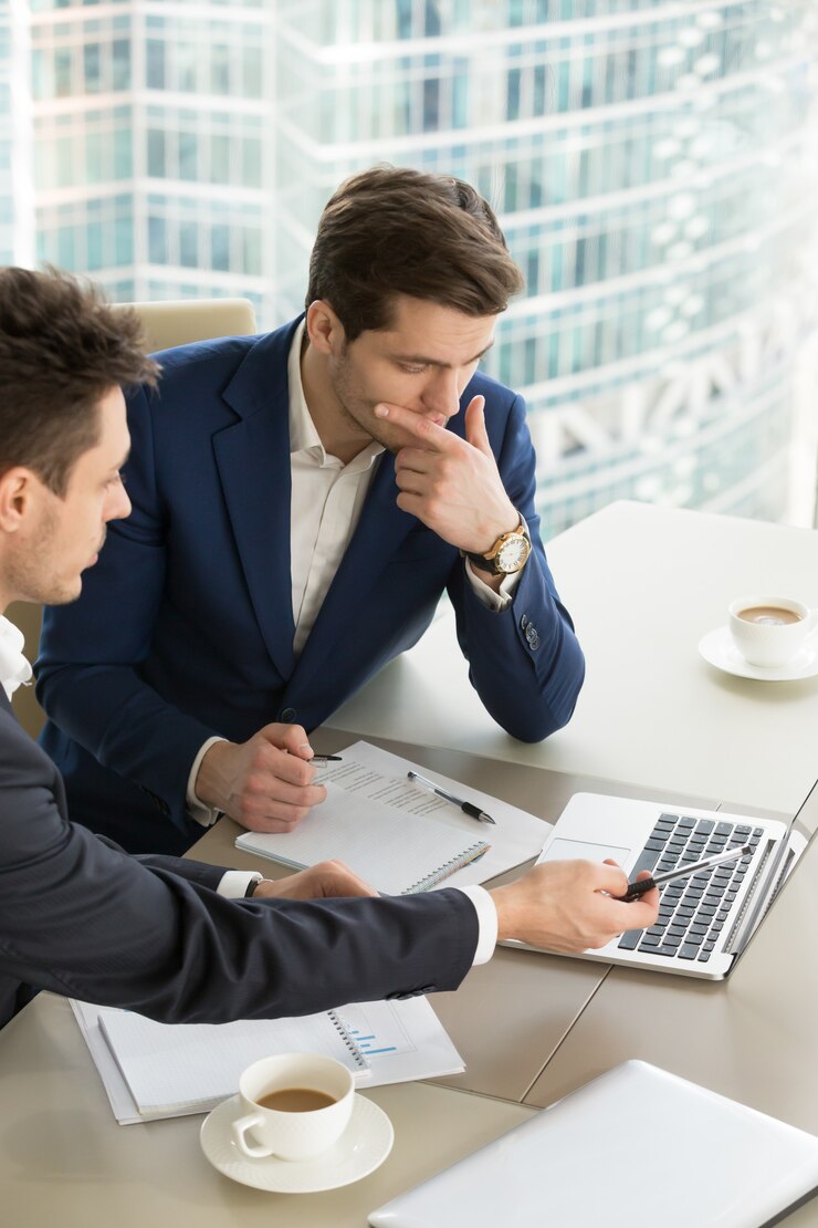 Foto gratuito los empresarios discuten los resultados del trabajo en la reunión