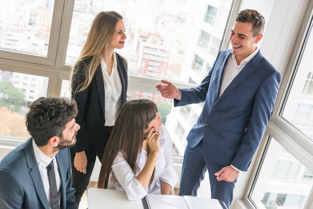 Foto gratuita empresarios discutiendo en la reunión.