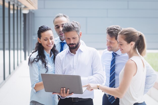 Empresarios discutiendo sobre laptop