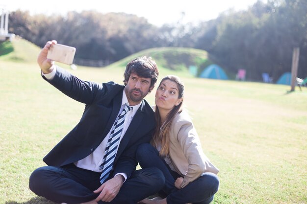 Empresarios elegantes divirtiéndose al aire libre