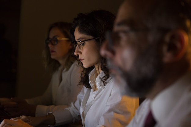 Empresarios enfocados trabajando hasta tarde