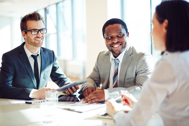 Empresarios en una entrevista