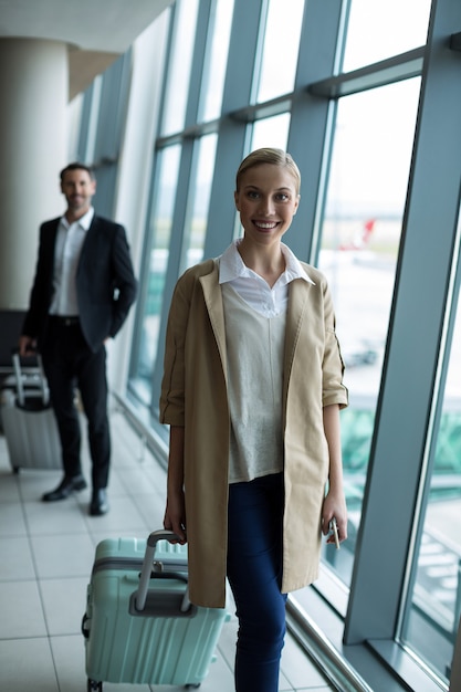 Foto gratuita empresarios con equipaje en el aeropuerto