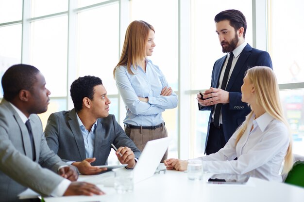 Empresarios escuchando al jefe