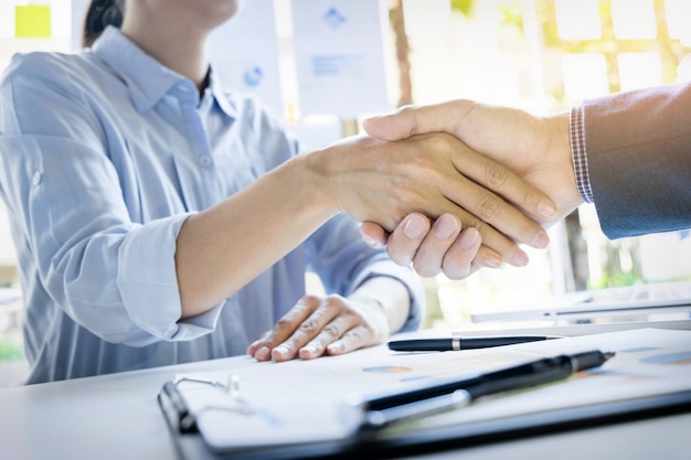 Empresarios estrechar la mano durante una reunión