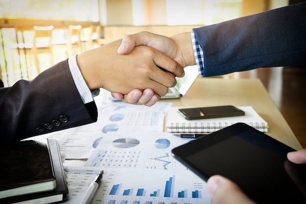 Foto gratuita empresarios estrechar la mano durante una reunión