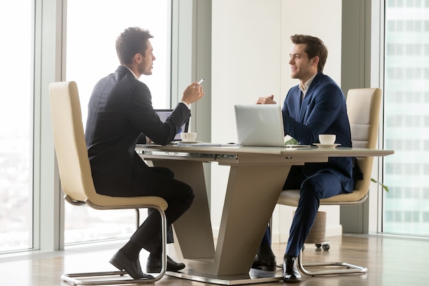 Empresarios exitosos analizando perspectivas.