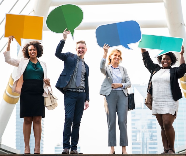 Foto gratuita empresarios exitosos con burbujas de discurso