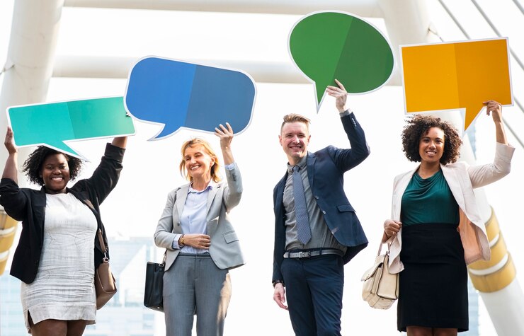 Foto gratuito empresarios exitosos con burbujas de discurso