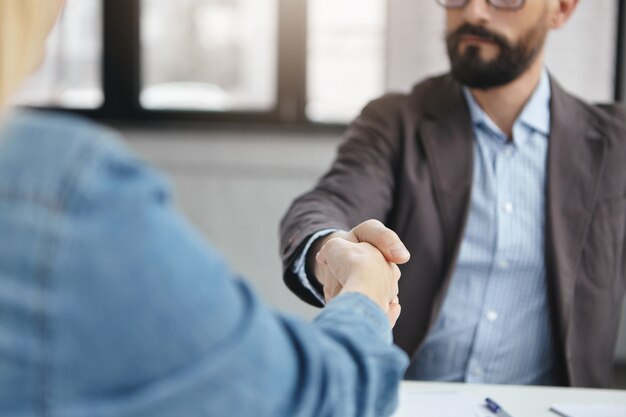 Los empresarios exitosos se dan la mano después de firmar el contrato