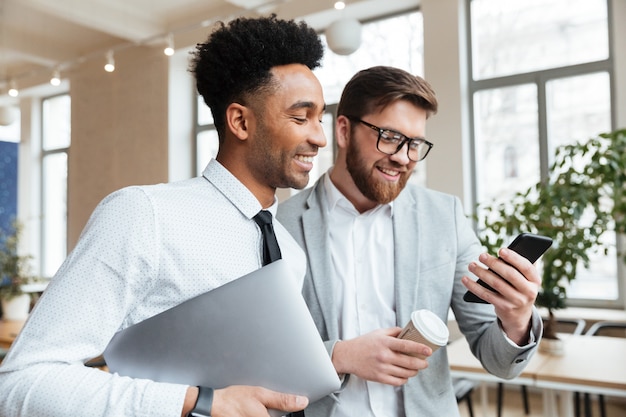 Empresarios felices colegas hablando entre sí