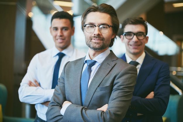 Empresarios felices mirando al futuro