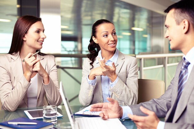 Empresarios hablando de un plan financiero