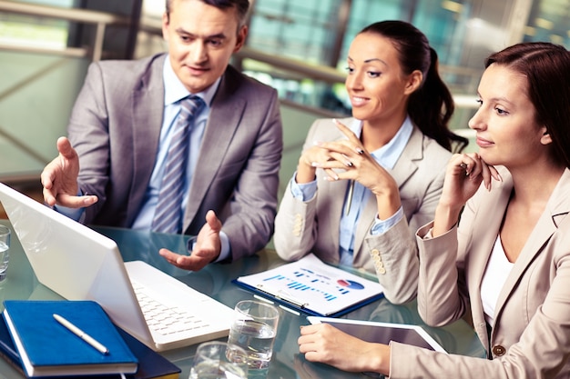 Empresarios interactuando en la reunión