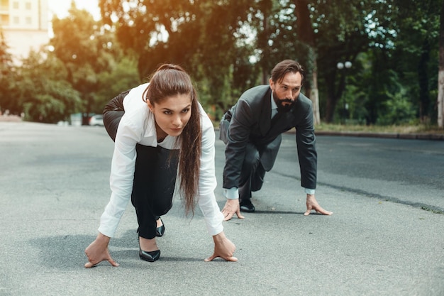 Foto gratuita los empresarios mirando atentamente hacia adelante esperando la señal para ejecutar