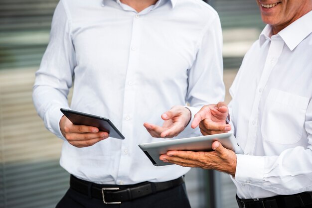 Empresarios mirando tabletas